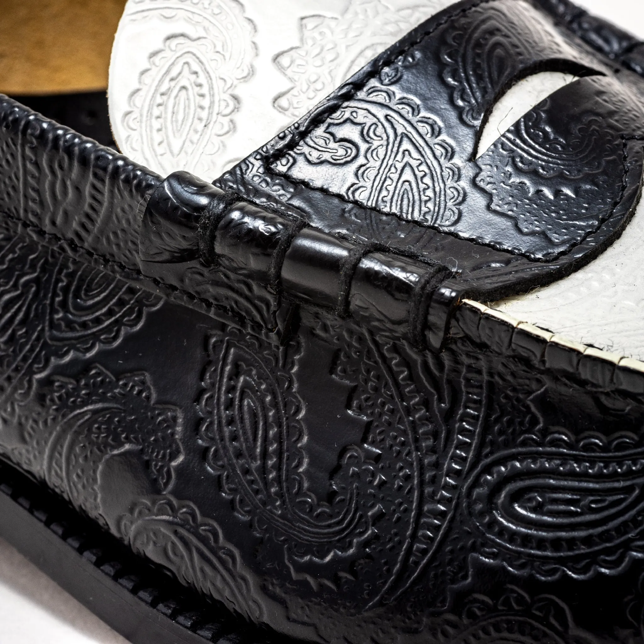 【B-Grade】MENS EMBOSSED LOAFERS / WHITE BLACK PAISLEY