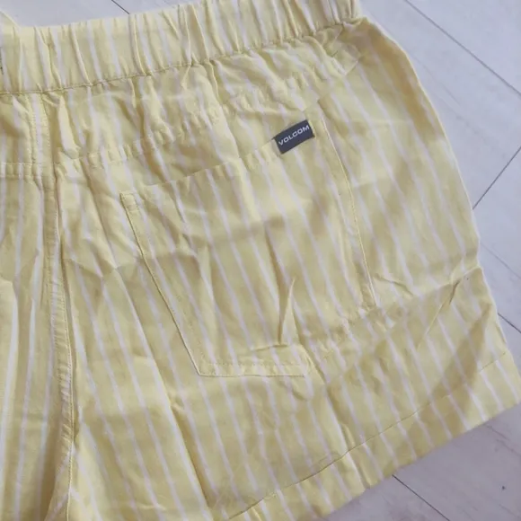 VOLCOM NEW Sunday Strut Shorts Citron