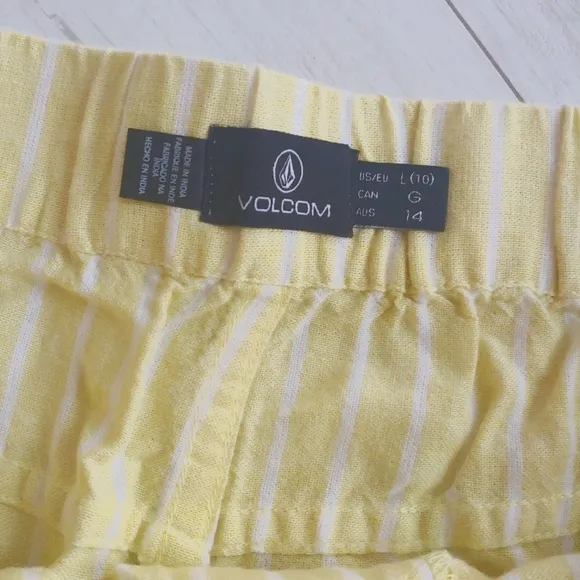 VOLCOM NEW Sunday Strut Shorts Citron